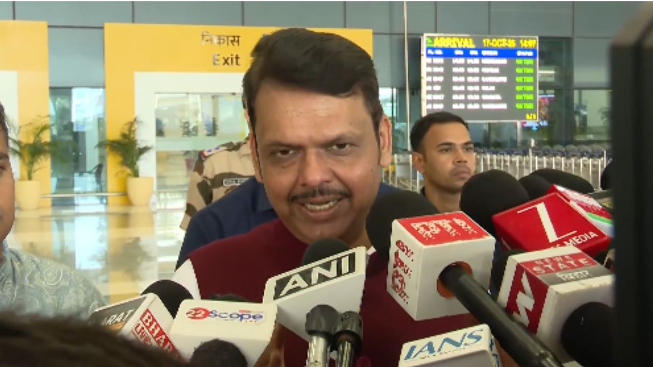 बिहारच्या विमानतळावर पोहचल्यानंतर देवेंद्र फडणवीस म्हणाले की, बिहार हे एनडीएसोबत आहेच. बिहारचे मोदींवर आणि मोदींचे बिहारवर खूप प्रेम आहे. मोदीजी आणि नितीशजी यांची जादू बिहारवर आहे. बिहारमध्ये एनडीए सर्व घटकपक्षांमध्ये मोठा विजय मिळवेल असा मला विश्वास असल्याचे महाराष्ट्राचे मुख्यमंत्री देवेंद्र फडणवीस म्हणाले आहेत. 
