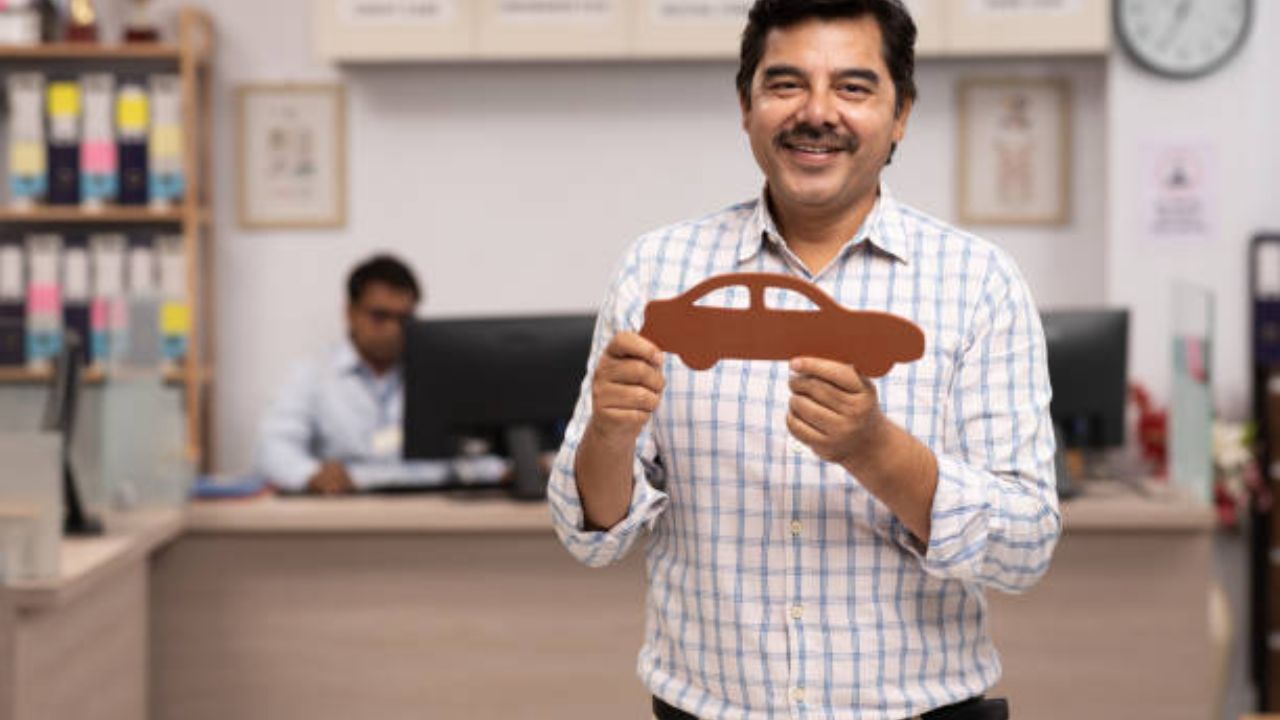 बँक ऑफ बडोदामध्ये व्याजदर 8.15% ते 11.60% इतका आहे. त्याच कर्जावर ईएमआय 10,174 ते 11,021 रुपयांपर्यंत असतो. प्रोसेसिंग फी कमाल 2,000 रुपये आहे.