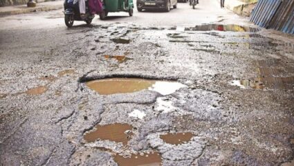 अडीच कोटींच्या देवळी ते भोरस रस्त्याचे तीनतेरा! वर्षभरातच पडले रस्त्यावर भलेमोठे खड्डे