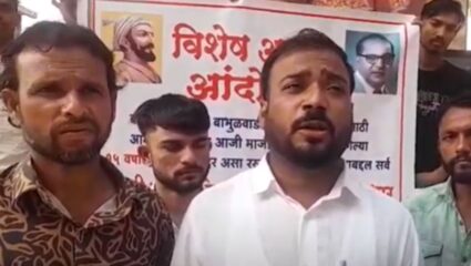 Dhule : रस्त्याच्या दुरावस्थेला नागरिक त्रस्त; तालुक्यात गावकऱ्यांचे अनोखे आभार आंदोलन