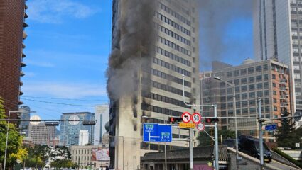 दक्षिण कोरियामध्ये भीषण दुर्घटना! सियोलमध्ये सेंटर प्लाजाजवळील इमारतीला लागली आग ; तीन जण गंभीर जखमी