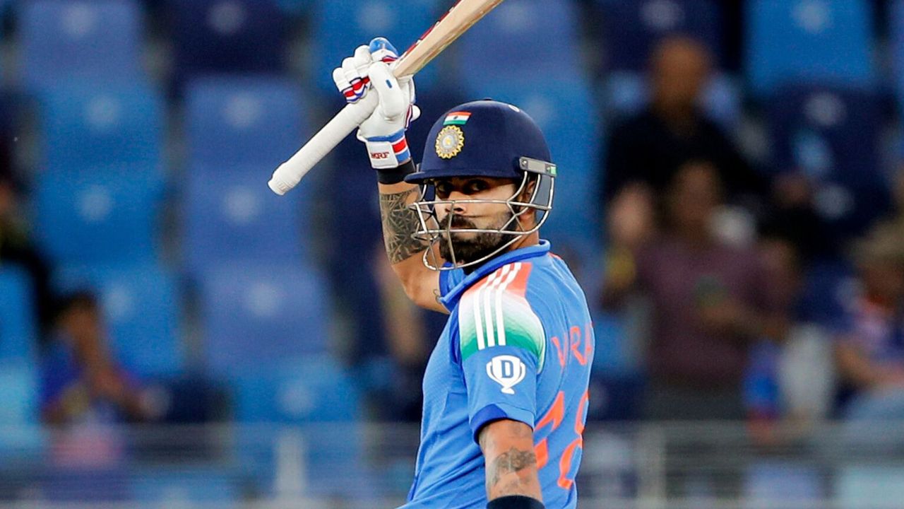 Aus vs Ind 3rd ODI : दोन ‘डक’ विसरून विराट रचणार इतिहास! किंग कोहली ‘हा’ मेगा रेकॉर्ड मोडण्याच्या उंबरठ्यावर  Aus vs Ind 3rd ODI: Virat will create history by forgetting two 'ducks'! King Kohli on the verge of breaking 'this' mega record