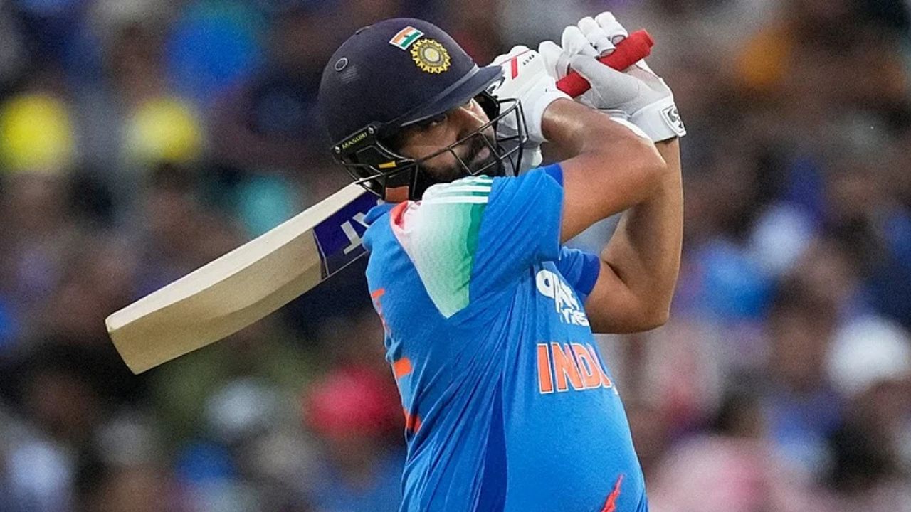 IND VS AUS:  सिडनीत Rohit Sharma चे ‘डबल’ शतक! ODI क्रिकेटमध्ये गाठला ‘हा’ खास टप्पा IND VS AUS: Rohit Sharma's 'double' century in Sydney! 'This' special milestone reached in ODI cricket
