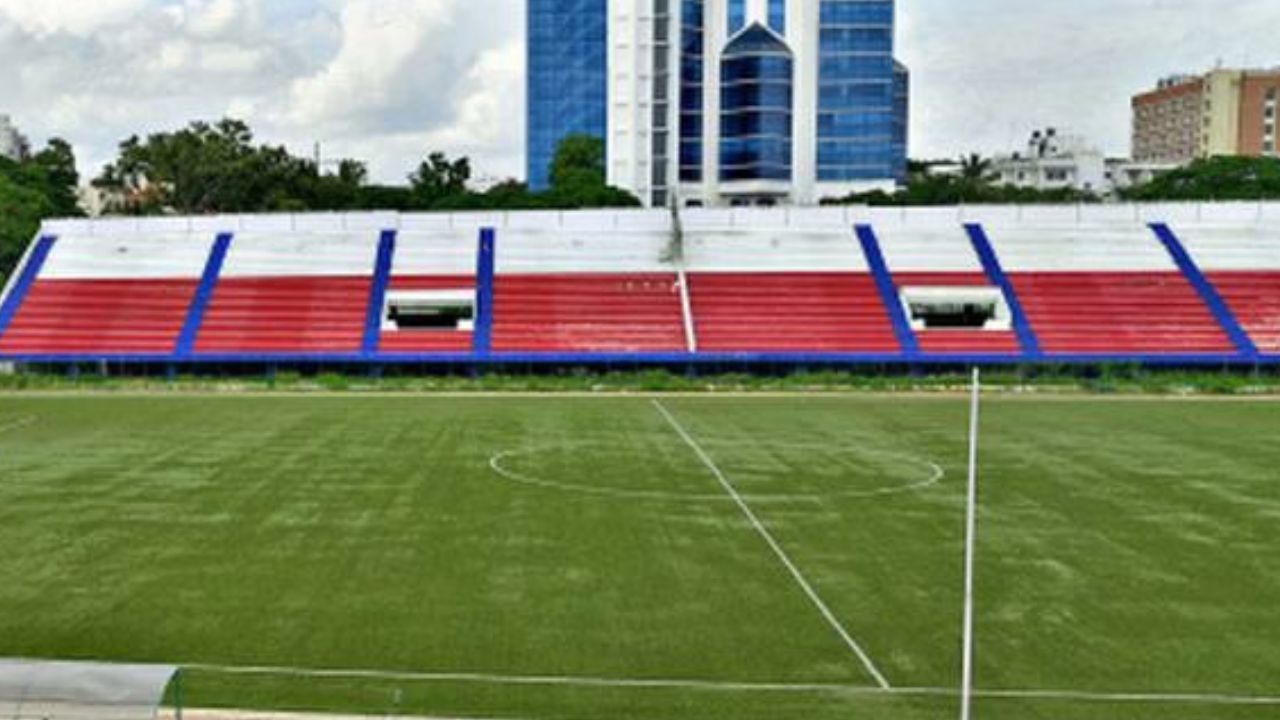 धक्कादायक! सामन्यादरम्यान स्टेडियममध्ये महिलेवर चाकू हल्ला; सहा पुरुषांकडून करण्यात आला पाठलाग