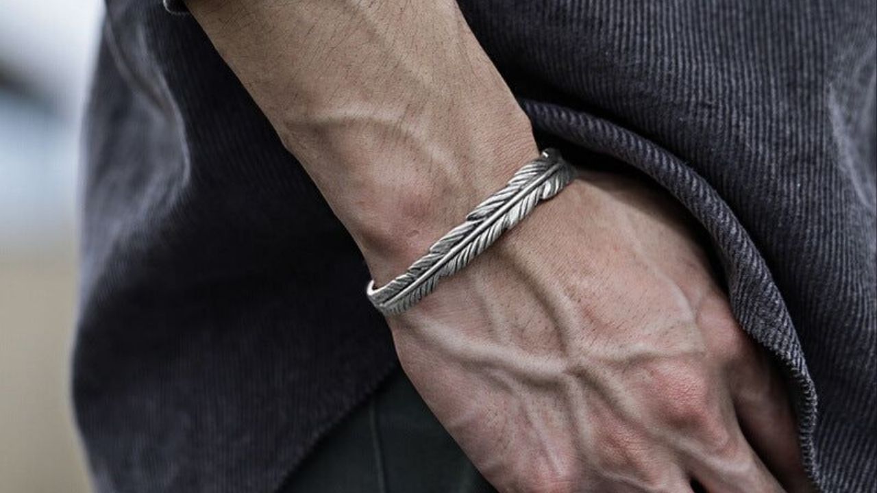 Astro Tips: लोखंडी ब्रेसलेट कोणत्या राशीच्या लोकांनी परिधान करावे? जाणून घ्या कोणाचे बदलेल नशीब