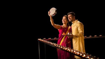 Karwa Chauth 2025: बायकोला खुश करण्याचा हाच आहे ‘गोल्डन चान्स’, हे 6 गिफ्ट्स आज करतील कमाल