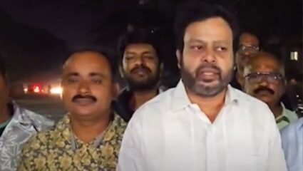 Kolhapur : शहरातील खड्डेमय रस्त्यांच्या निषेधार्थ अनोखं आंदोलन