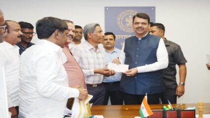 Kalyan News : ‘अतिवृष्टीग्रस्त शेतकऱ्यांच्या पाठीशी कल्याणकर खंबीरपणे उभे…’, माजी आमदाराकडून 17 लाखांची आर्थिक मदत