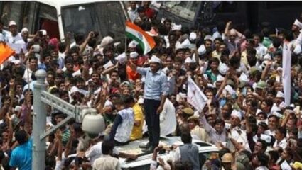 कराडात प्रशासकीय कार्यालयासमोर अनोखे फराळ आंदोलन; प्रशासनाचा नोंदवला निषेध