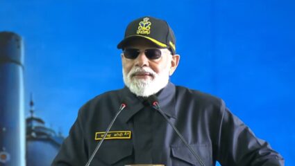 Narendra Modi : ‘हा क्षण संस्मरणीय आहे…’, नौदलासोबत दिवाळी साजरी करण्यासाठी पंतप्रधान मोदी आयएनएस विक्रांतवर दाखल