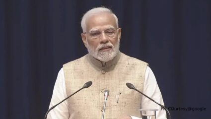 Narendra Modi : “सावध राहा, लोक आजकाल नेते पण चोरत आहेत,” नाव न घेता पंतप्रधान मोदींचा राहुल आणि तेजस्वी यांच्यावर हल्लाबोल