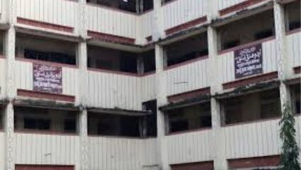 Bhivandi : भिवंडीतील संतापजनक प्रकार! फी न भरल्याने विद्यार्थ्याला जमिनीवर बसवले; मुख्याध्यापक आणि शिक्षकाविरुद्ध गुन्हा दाखल