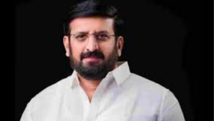 पुण्यातील कुख्यात निलेश घायवळ परदेशात फरार; पासपोर्ट न जमा केल्याने पुणे पोलिसांची जामीन रद्द करण्याची उच्च न्यायालयात याचिका