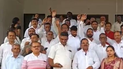 Karjat :९० टक्के भात पीक नष्ट । एकरी ५० हजार भरपाईची शेतकऱ्यांची मागणी