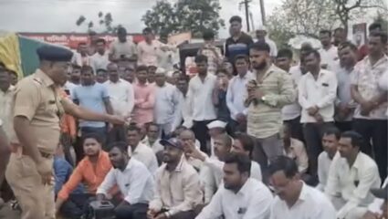 Nashik : खत दर वाढीविरोधात कांदा उत्पादक शेतकऱ्यांनी केला रस्ता रोको