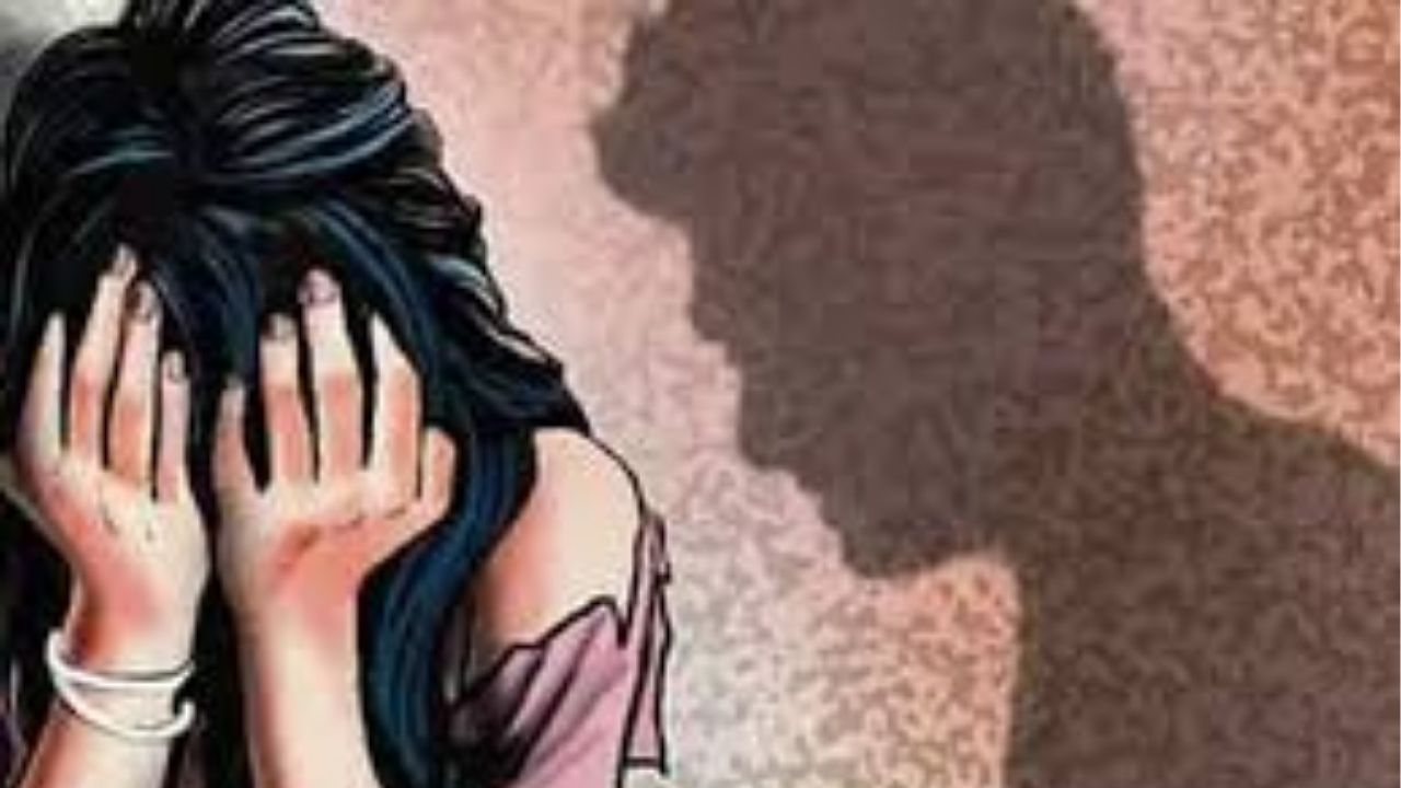 Uttarpradesh Crime: भररस्त्यात महिलेचा विनयभंग; व्हिडिओ व्हायरल झाल्यानंतर कॉन्स्टेबल निलंबित