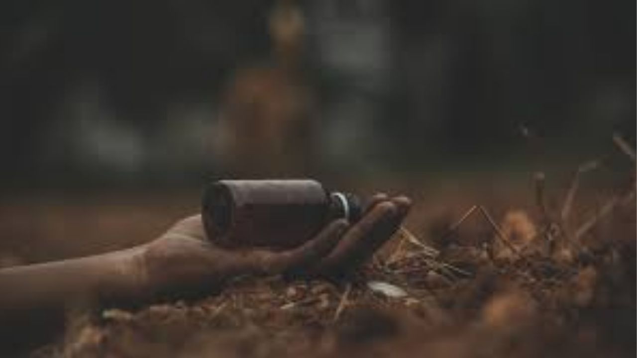 Uttar Pradesh Crime : सोन्याचा संसार झाला उद्ध्वस्त; बायकोच्या अफेअरचा धक्का सहन न झाल्याने पतीने  संपवलं आयुष्य crime (फोटो सौजन्य: SOCIAL MEDIA )