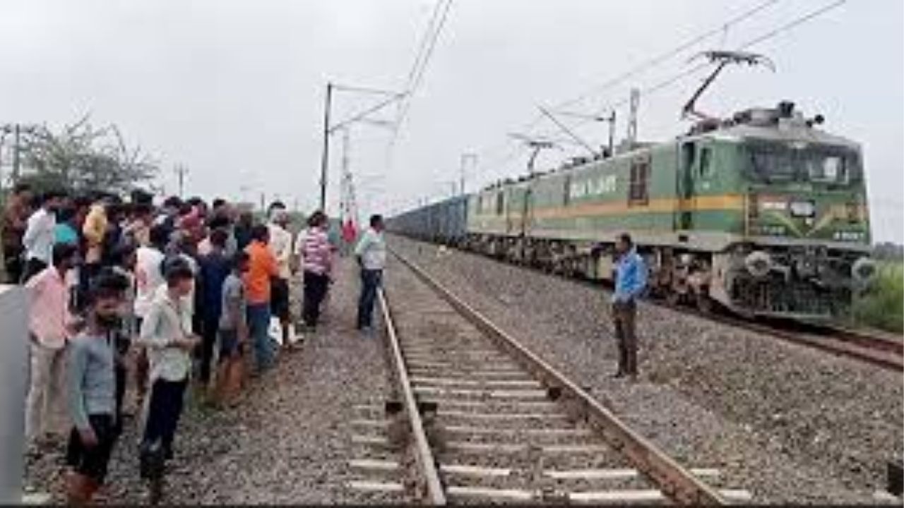 Jalgao Crime: जळगावात दुर्दैवी अपघात; रुळ ओलांडताना दोन तरुणांचा मृत्यू, नात्याने मामा–भाचे crime (फोटो सौजन्य: SOCIAL MEDIA )