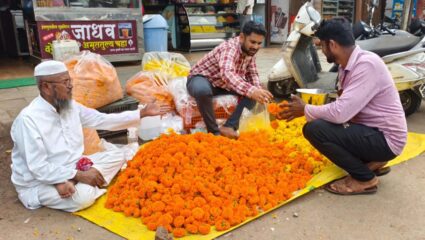 Indapur News: दसऱ्याच्या पूर्वसंध्येला रस्त्यांवर झेंडू बहरला; मात्र शेतकऱ्यांच्या पदरी निराशाच