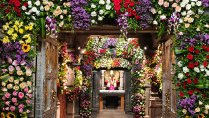 Diwali 2025: लक्ष्मीपूजनानिमित्त सजले ‘श्री विठ्ठल-रुक्मिणी’ मंदिर; परिसरात भव्य फुलांची सजावट