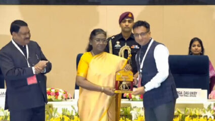 ‘आदि कर्मयोगी अभियाना’त सर्वोत्कृष्ट कामगिरीसाठी गडचिरोली जिल्ह्याला राष्ट्रपतींच्या हस्ते पुरस्कार प्रदान