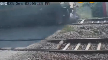 असा मृत्यू नकोच रे बाबा! ट्रॅकवर अडकलेली बाईक उचलायला गेला, मागून Railway आली अन्…; Video Viral