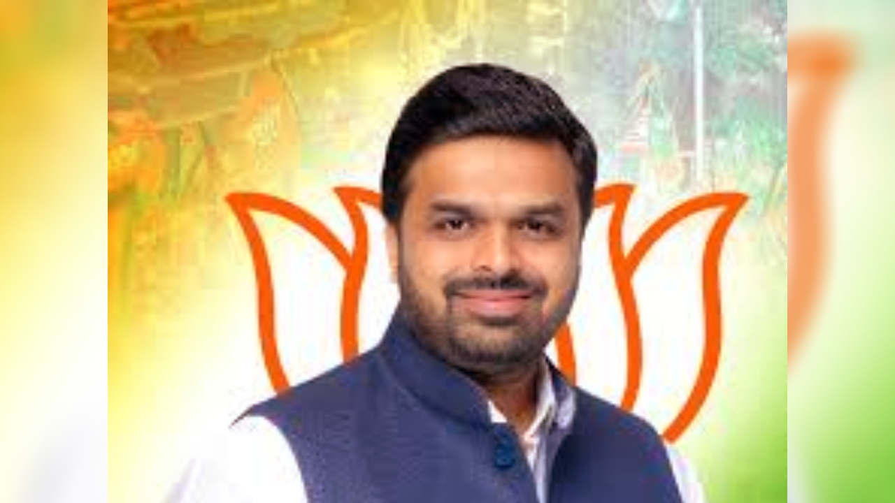 भाजयुमोच्या अनुप मोरेचे ‘त्या’ गुन्ह्यात नाव का नाही? फिर्यादीच्या प्रश्नावर पोलिसांचे बेजबाबदार उत्तर; म्हणाले… 