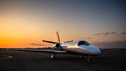 विमान कधी झाडीत घुसलेले पाहिले का? UP मध्ये एक खाजगी Plane रन-वे वरून घसरले अन्…
