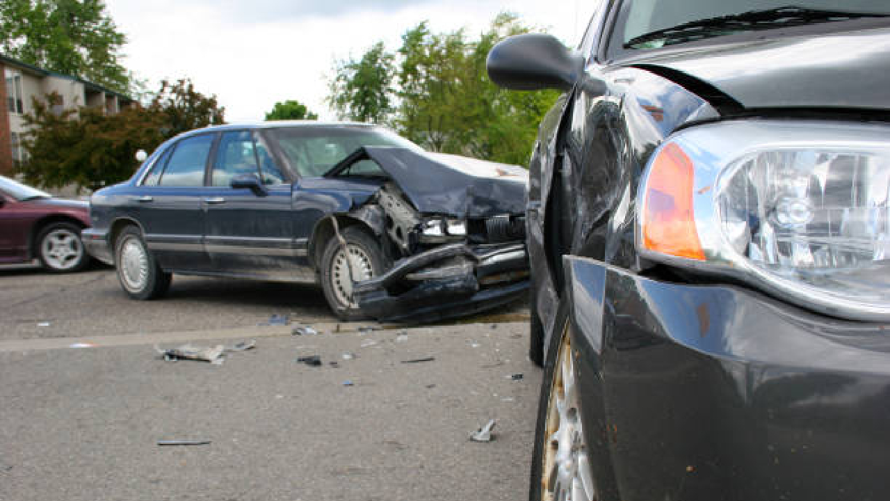 वरून दगड आला, सनरूफ फोडून महिलेच्या डोक्यात लागला; Tamhini घाटात भयानक अपघात