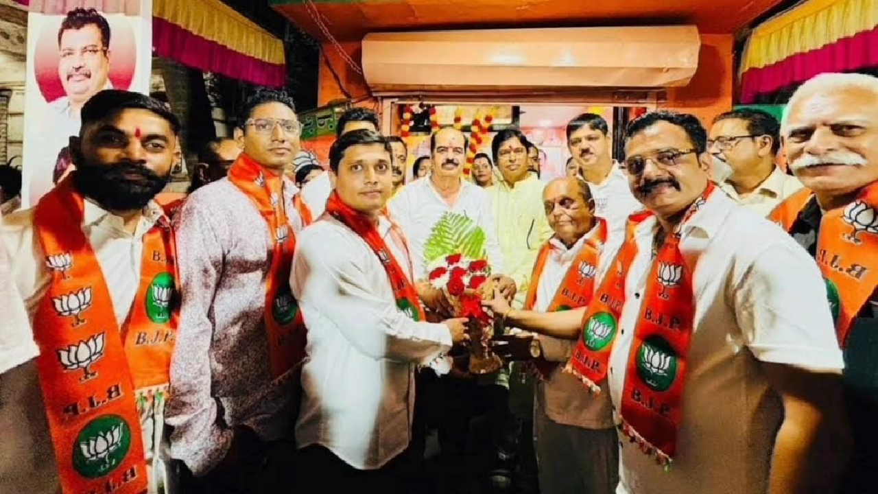 महायुतीमध्ये पक्षांतर्गत फोडाफोडी! अंबरनाथमध्ये शिवसेनेला मोठा धक्का; ‘या’ नेत्यांचा भाजपमध्ये प्रवेश महायुतीमध्ये पक्षांतर्गत फोडाफोडी! अंबरनाथमध्ये शिवसेनेला मोठा धक्का; ‘या’ नेत्यांचा भाजपमध्ये प्रवेश