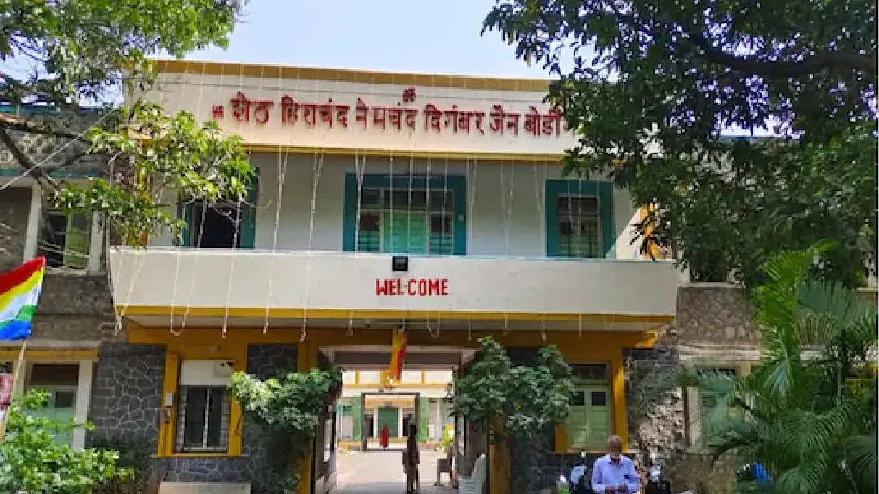 गोखले बिल्डर्सचे Jain Boarding House Land प्रकरणातील 230 कोटी बुडणार; धर्मादाय आयुक्तांचा निर्णय काय? गोखले बिल्डर्सचे Pune Jain Boarding House Land प्रकरणातील 230 कोटी बुडणार; धर्मादाय आयुक्तांचा निर्णय काय?
