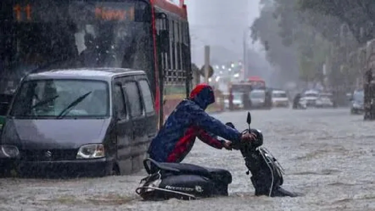 Maharashtra Rain Alert: राज्यावर भीषण संकट; स्वेटर काढा अन् रेनकोट घाला, वादळी वारे, विजांसह… Maharashtra Rain Alert: राज्यावर भीषण संकट; स्वेटर काढा अन् रेनकोट घाला, वादळी वारे, विजांसह...