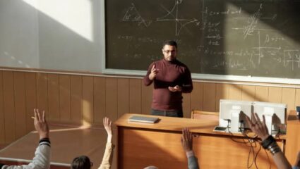 प्राध्यापक भरतीच्या नव्या निकषांमुळे बसणार फटका; शोधनिबंधाच्या अटीमुळे उमेदवार संतप्त