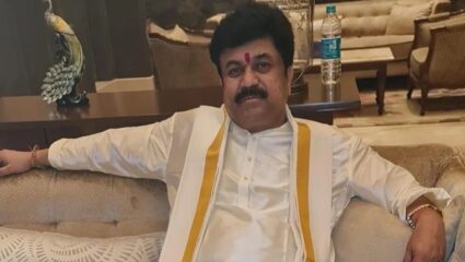 Walmik Karad Poster : वाल्मिक कराड जेलमध्ये अन् तरीही बाहेर वसुली सुरु? कार्यकर्त्यांचे पोस्टर तुफान व्हायरल