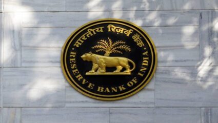 Maharashtra : तुमचे खाते तर ‘या’ बँकमध्ये नाही ना? RBI कडून राज्यातील या बँकेवर मोठी कारवाई, बंद करण्याचे दिले आदेश