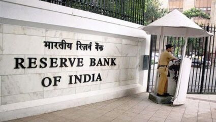 RBI in Action : आरबीआयचा सर्वात मोठा निर्णय, ‘या’ बँकेतून 10,000 रुपयांपेक्षा जास्त रक्कम काढता येणार नाही