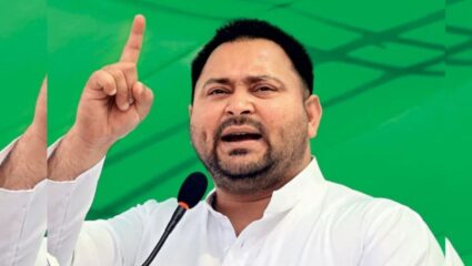 Bihar Elections 2025 : बिहार निवडणुकांमध्ये आश्वासनांची खिरापत; प्रत्येक घरात एक सरकारी नोकरी देण्याचे तेजस्वी यादवांचे वचन