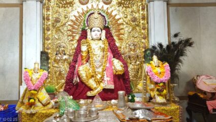 Dasara 2025 : पुण्यात दसऱ्याचा मोठा उत्साह; सारसबागच्या श्री महालक्ष्मी देवीला दसऱ्याला १६ किलो सोन्याची साडी परिधान