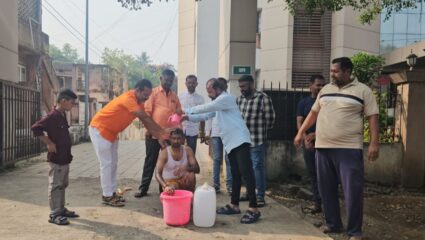 बोगस मतदानाविरोधात अनोखे आंदोलन; प्रशासनाच्या दारातच केले दिवाळीचे ‘अभ्यंगस्नान’!