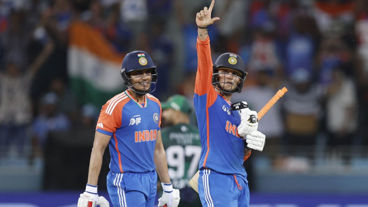 IND vs AUS: विराट कोहलीचा विक्रम मोडण्यासाठी अभिषेक शर्मा सज्ज! ऑस्ट्रेलियाविरुद्धच्या पुढील ३ डावांमध्ये करावी लागेल ‘ही’ कामगिरी विराट कोहलीचा विक्रम मोडण्यासाठी अभिषेक शर्मा सज्ज! (Photo Credit - X)