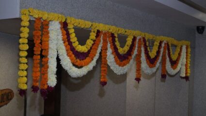 Vastu tips: घराच्या प्रवेशद्वारावर हे तोरण लावल्याने शोभाच येत नाही तर वाईट नजरेपासून होते संरक्षण