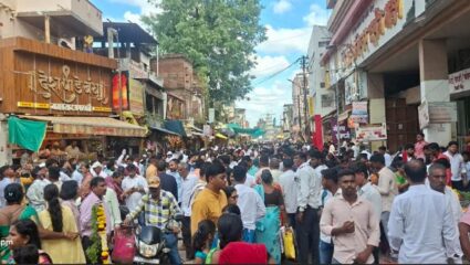 पंढरपुरात दिवाळी सुट्ट्यांमुळे भाविकांची तूफान गर्दी; वाहतूक कोंडीसह खड्ड्यांमुळे लोक त्रस्त