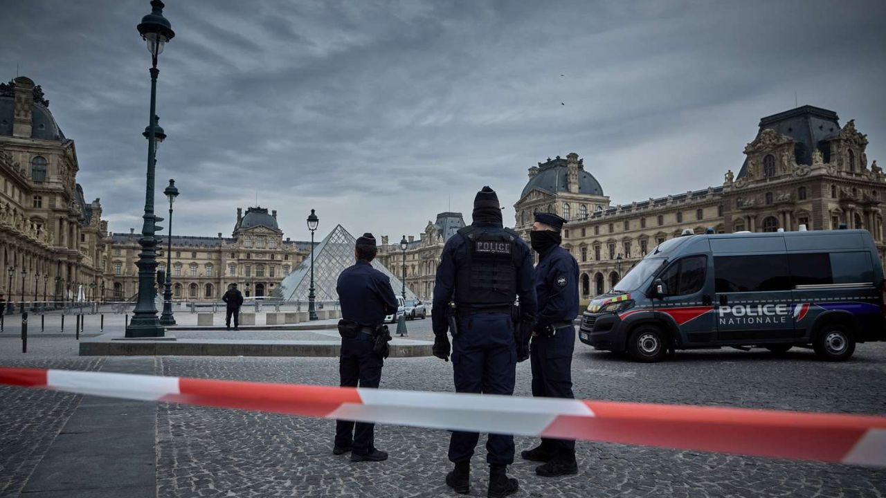 Louvre Museum Robbery : लूव्र संग्रहालयातील चोरी प्रकरणात दोन संशयितांना अटक; देश सोडून जाण्याच्या तयारीत होते आरोपी Two suspects arrested over theft from the Louvre Museum in Paris