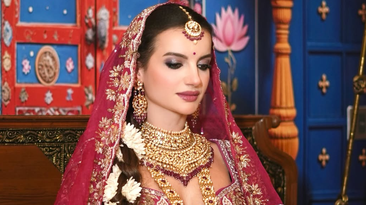 व्हायरल झालेल्या फोटोंमध्ये, नतालिया जानोस्झेक लाल वधूच्या पोशाखात दिसत आहे. लाल लेहेंगा चोळी तिला खूप शोभते आणि चाहते तिच्या आकर्षक लूकवरून नजर हटवू शकत नाहीत. या सुंदरीने तिच्या कपाळावर डिझायनर दुपट्टा देखील सजवला आहे. 