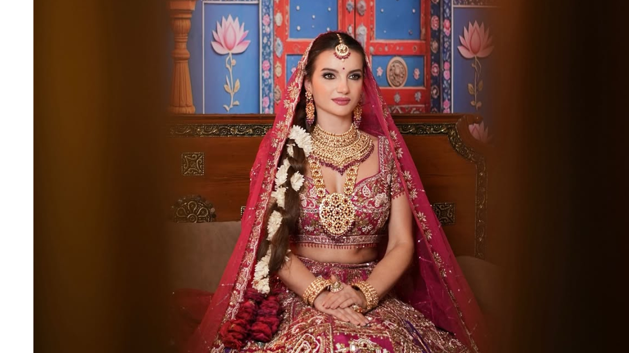 लोकप्रिय अभिनेत्री नतालिया जानोस्झेकने सोशल मीडियावर स्वतःचे फोटो शेअर करून सर्वांचे लक्ष वेधून घेतले आहे. या व्हायरल फोटोंमध्ये, सुंदरी लाल सूटमध्ये वधूसारखी दिसत आहे.