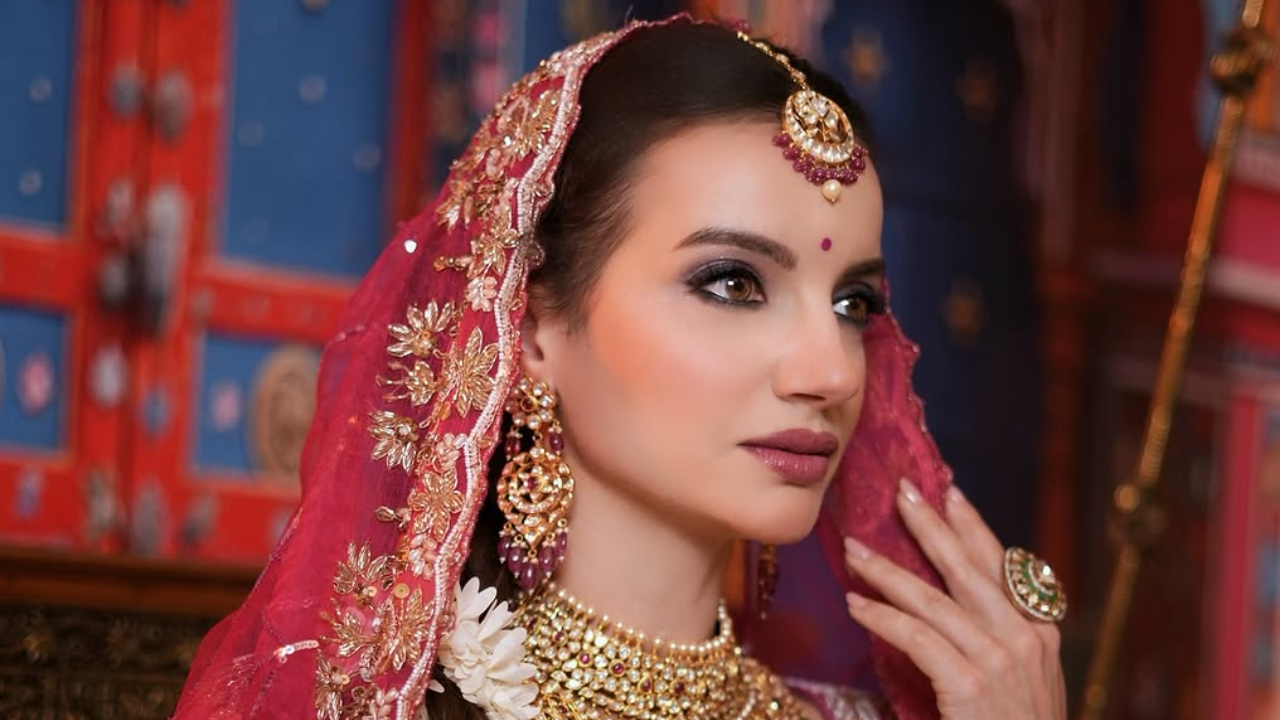 मेकअप आणि दागिन्यांबद्दल बोलायचे झाले तर, ते देखील उत्कृष्ट दर्जाचे आहेत. नतालियाने तिच्या पोशाखाला पूरक म्हणून एक जड डिझायनर नेकपीस घातला होता. 