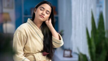 केसांमध्ये कोंड्यामुळे चिकटपणा वाढला आहे? मग ‘हे’ घरगुती उपाय करून मिळवा आराम, केस होतील मजबूत आणि चमकदार