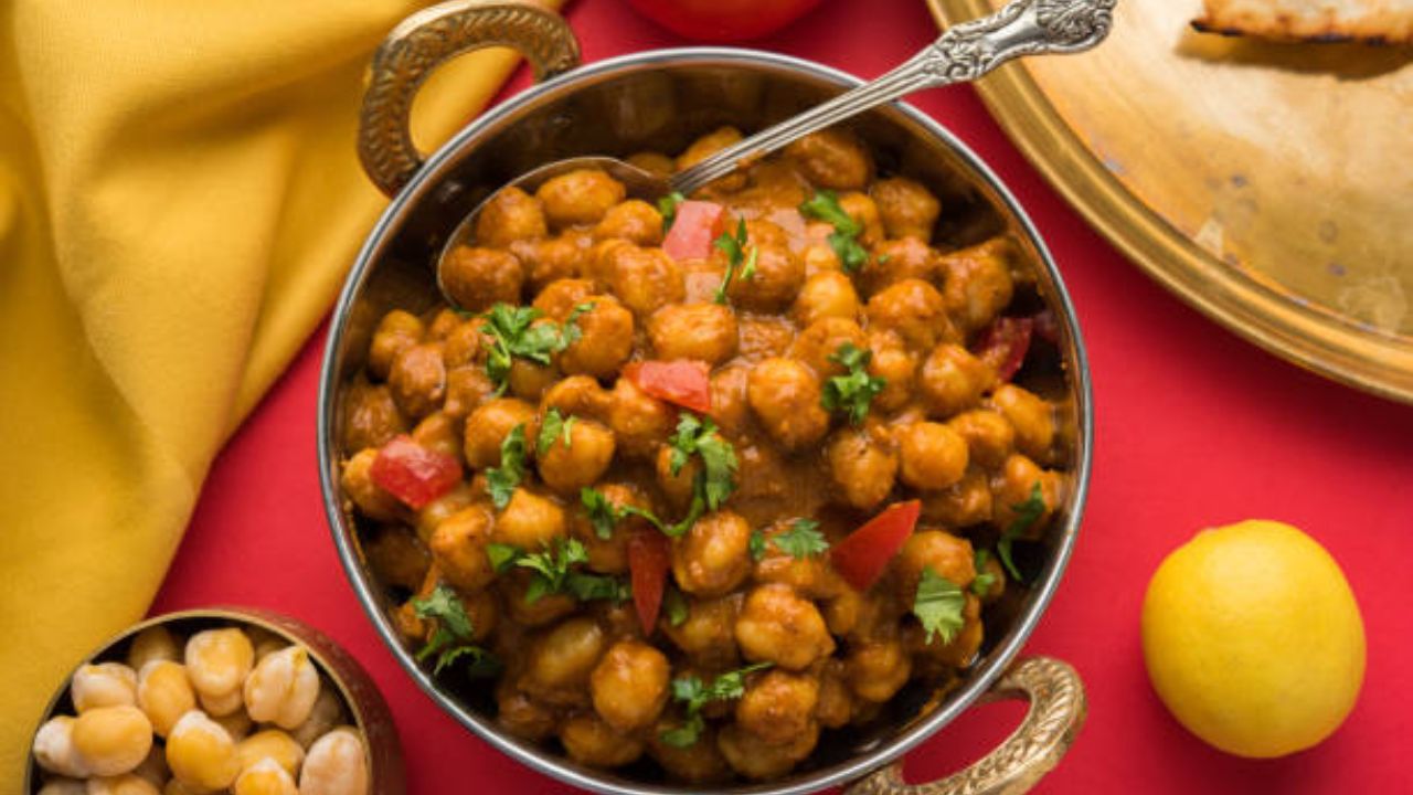 आठवड्यातून दोनदा किंवा तीनदा काबुली चण्याची भाजी खावी. या भाजीमध्ये असलेले घटक शरीराला पोषण देतात. काबुली चण्यांमध्ये भरपूर पोटॅशियम आढळून येते. 