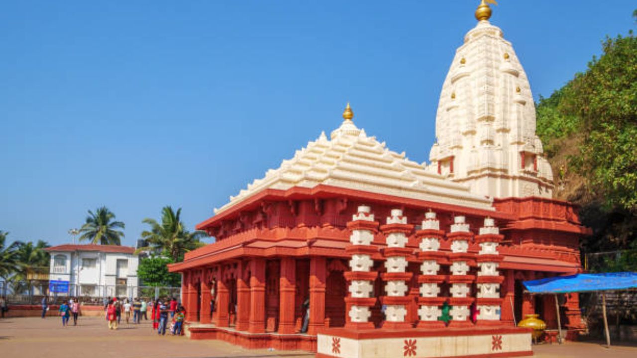 समुद्रकिनाऱ्यालगत असलेलं स्वयंभू गणपती मंदिरात गेल्यानंतर खूप प्रसन्न वाटते. स्वच्छ वाळू, शांत लाटा, सुंदर किनारा पाहून मनाला शांतता मिळते. त्यामुळे लाटांच्या आवाजात तुम्ही गणपती दर्शनच आनंद घेऊ शकता.