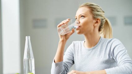 ‘हे’ पदार्थ खाल्ल्यानंतर अजिबात करू नका पाण्याचे सेवन, आतड्यांमध्ये तयार होतील विषारी वायू, बिघडेल शरीराची पचनक्रिया